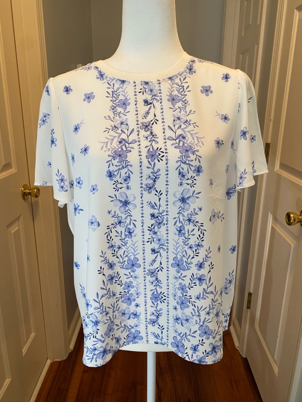 Women's White Blouse with Blue Floral Print - Short Flutter Sleeve Top
